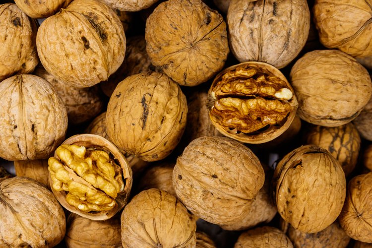 How to Remove Skin From Walnuts | LEAFtv