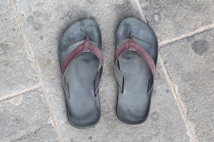 How to Break in Rainbow Sandals LEAFtv