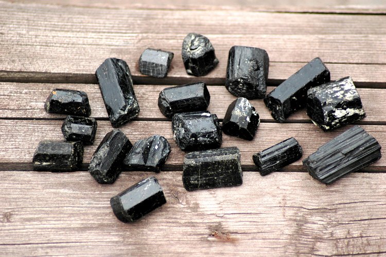 4-most-popular-black-stones-used-in-jewelry-leaftv