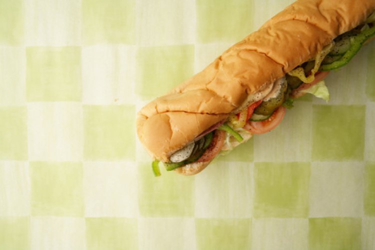 El sándwich de jamón y queso es un clásico popular.
