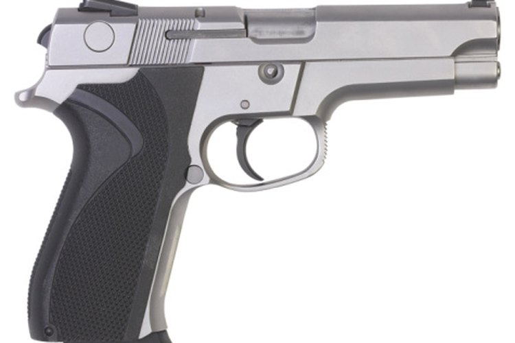 Las armas de fuego semiautomáticas pueden utilizas mecanismos de gatillo de simple o doble acción.