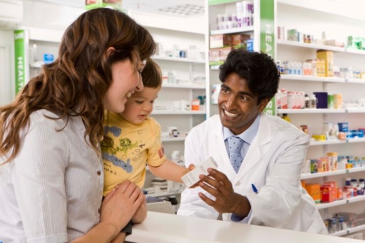 Pregúntale al farmacéutico sobre cómo puedes evitar manchar los dientes de tu hijo pequeño.