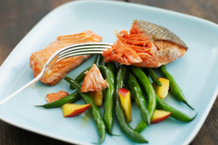 Comer pescado puede causar dolor de estómago, entre otros síntomas.