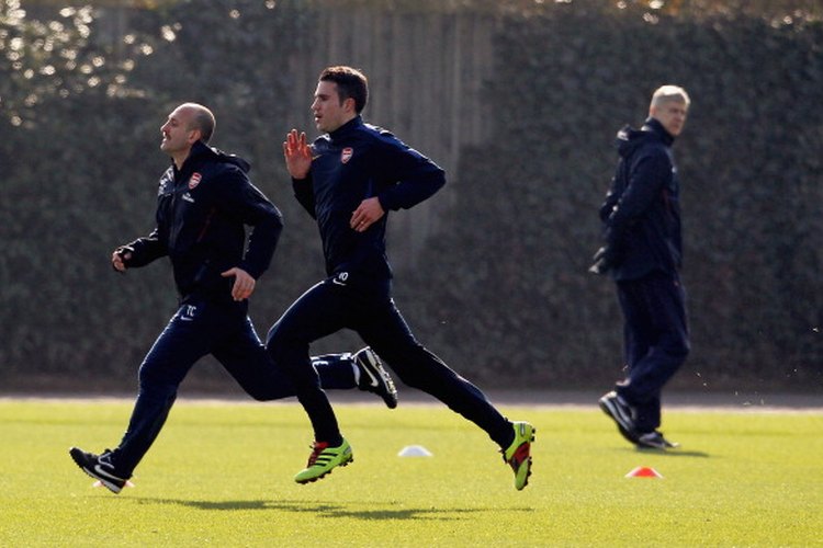 Robin Van Persie, en primer plano, de Arsenal, trabaja en ejercicios de velocidad.