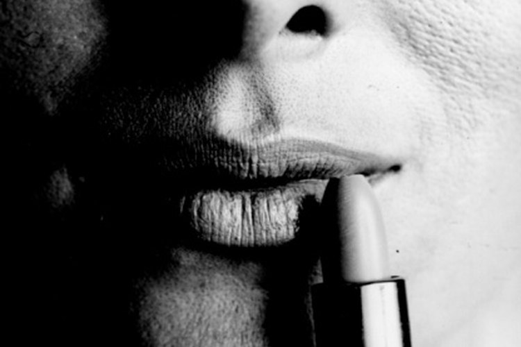 Es posible que tengas que probar varias opciones de tratamientos diferentes para eliminar efectivamente la hiperpigmentación en los labios.