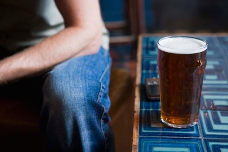 Las calorías en una pinta de cerveza varían dependiendo del tipo de cerveza que escojas.