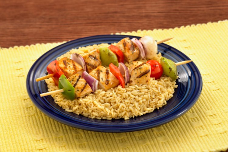 Brochetas de pollo y arroz integral: una comida perfectamente balanceada con muchos carbohidratos y proteínas.