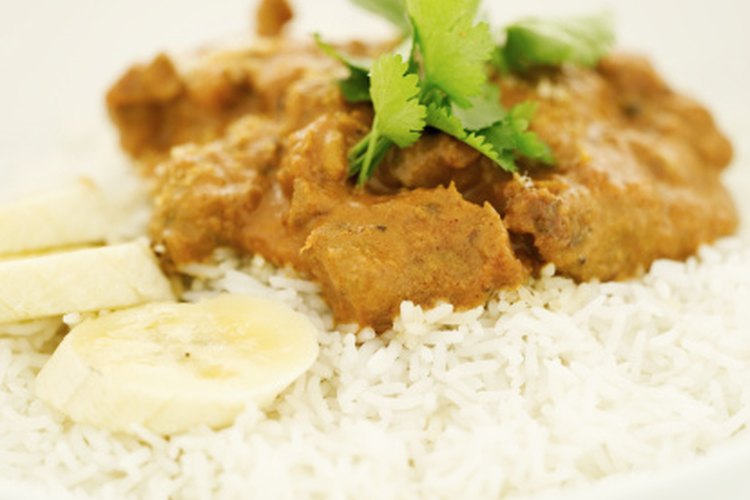 Agregar condimentos puede aumentar drásticamente las calorías de los platos de arroz.