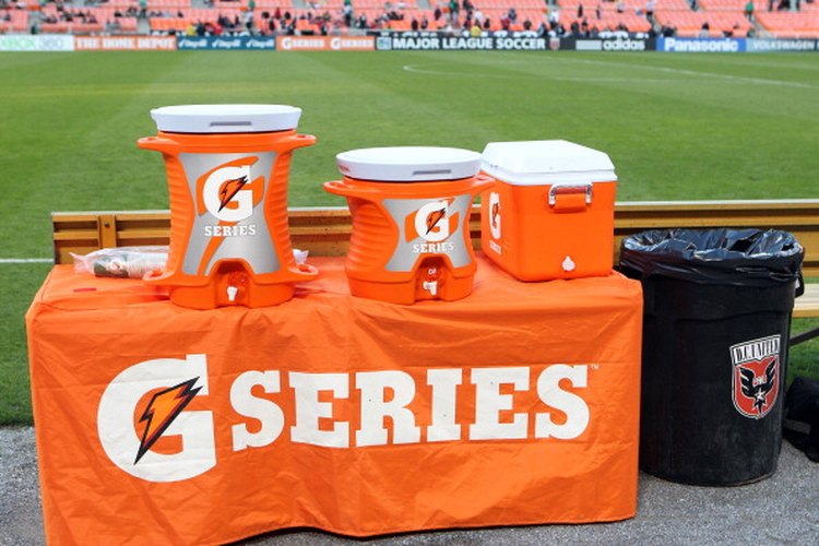 Las cubetas de Gatorade o Powerade se ven colocadas en los banquillos de muchos deportes.