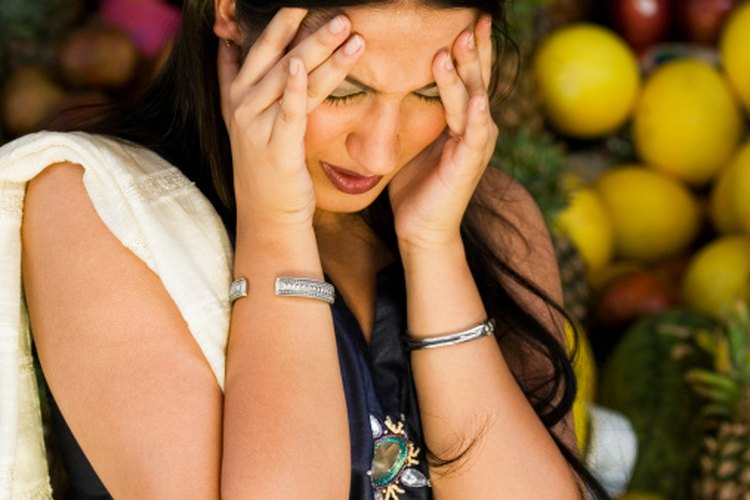 Numerosos factores pueden contribuir a temblores, fatiga y dolores de cabeza después de comer.