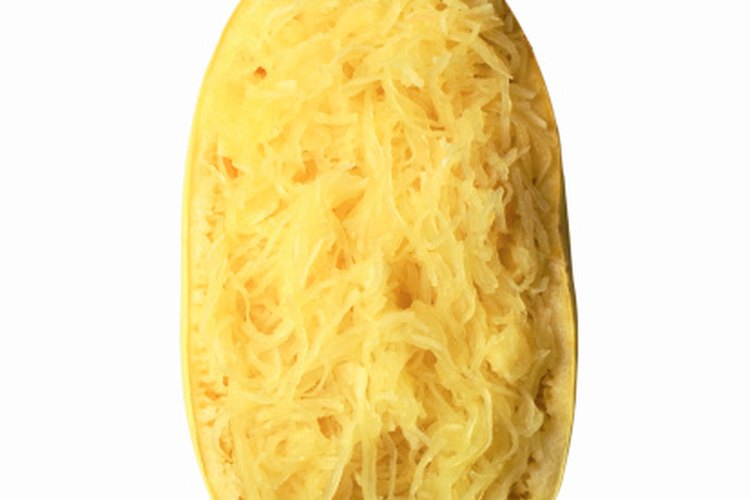 Al sacar la pulpa de la cáscara de la calabaza espagueti podrás ver que es parecida a la textura de la