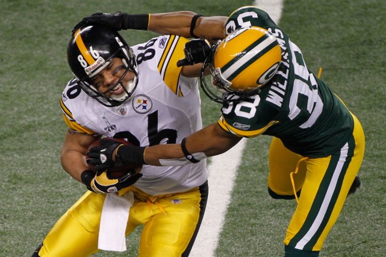 Los jugadores de la NFL suelen estar en el límite entre una derribada legal e ilegal.