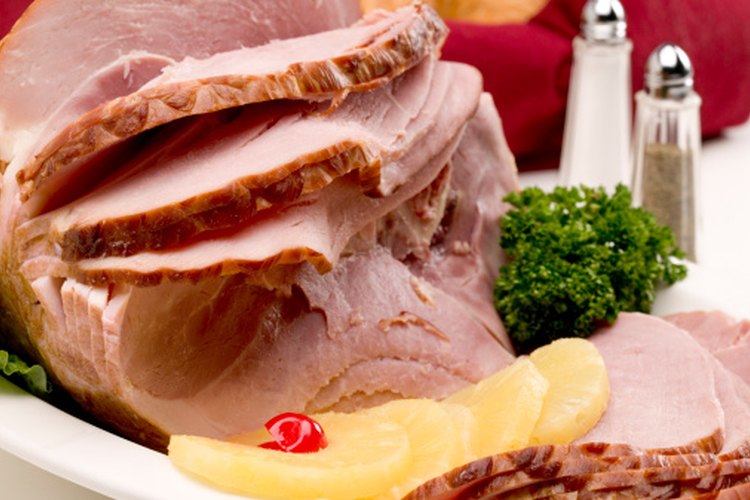 Un jamón en rebanadas precocido requiere una mínima cocción antes de servirlo.