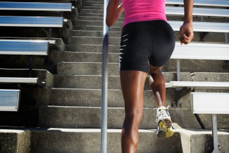 Los entrenamientos de subir escaleras tonifican los músculos de la parte inferior del cuerpo y mejora la resistencia cardiovascular.