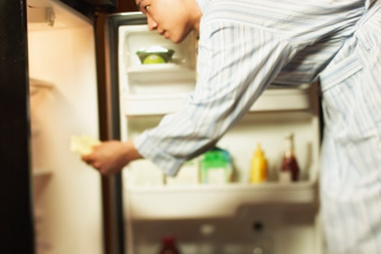 Comer demasiado antes de acostarte puede interferir con tu sueño, incluso si eliges una fruta sana.