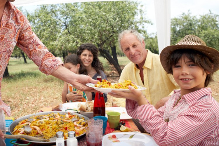 A las avispas de chaqueta amarilla les atraen las áreas de picnic que contienen carne, frutas y bebidas dulces.