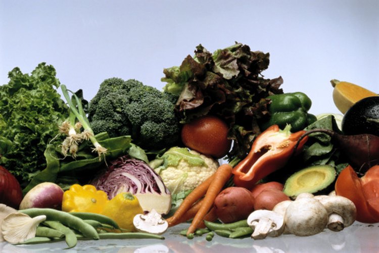 Comer una gran variedad de verduras frescas puede prevenir las deficiencias de vitaminas y sus síntomas relacionados.