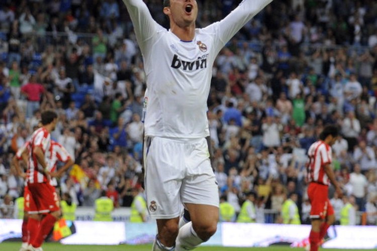 Cristiano Ronaldo se valió de su talento en el futbol para ganarse un salario de millones de dolares.