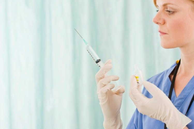 Administra una inyección de vitamina B12 sólo en caso de deficiencia.