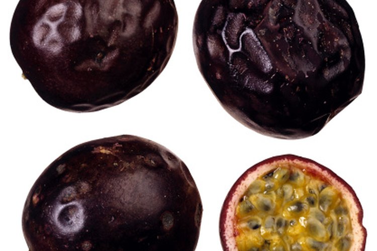 Come fruta de la pasión sola sin la piel.
