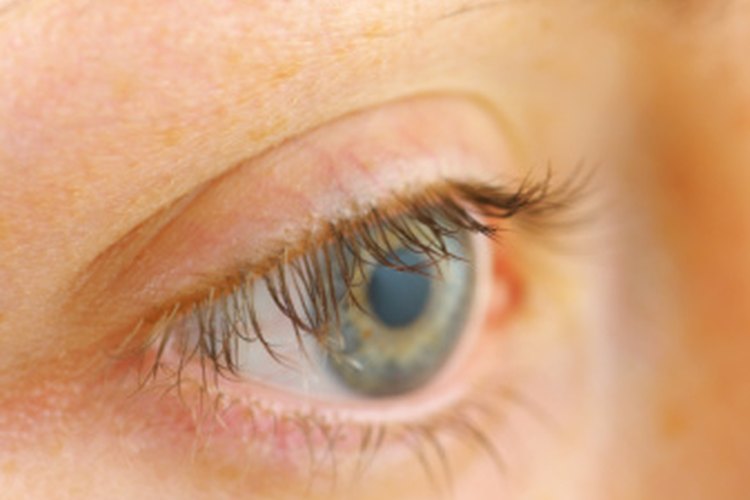 Los ojos son una parte vulnerable del cuerpo y deben protegerse cuando se trabaja alrededor del cemento.