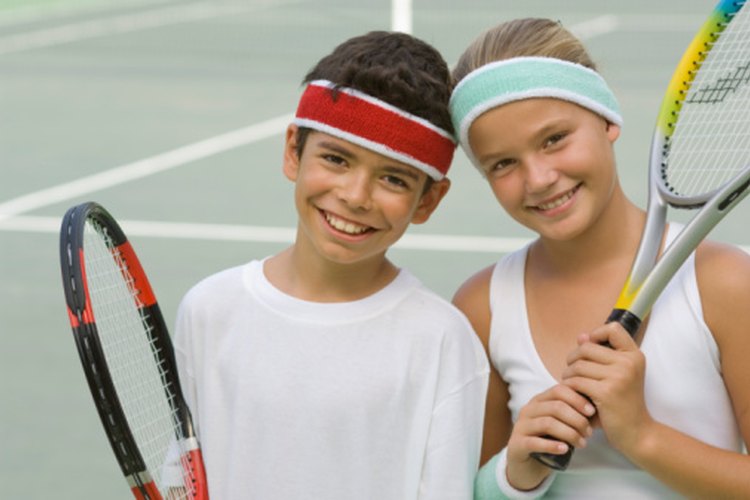 Utiliza juegos y ejercicios para que el tenis sea divertido para los niños.