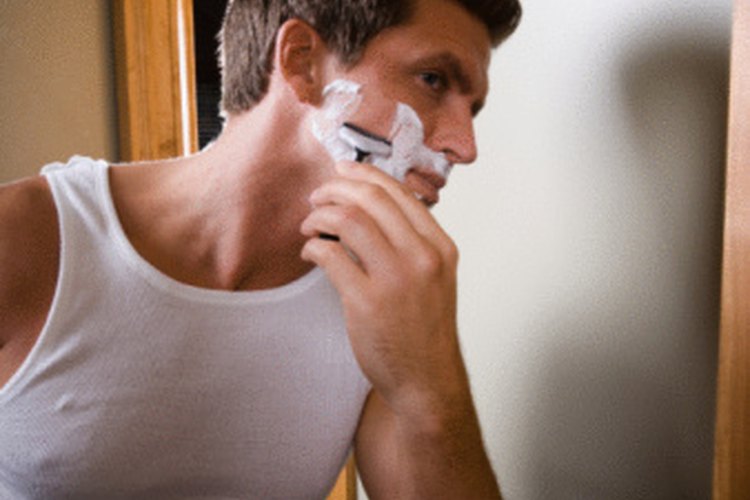 La testosterona es la causante del crecimiento del vello facial.