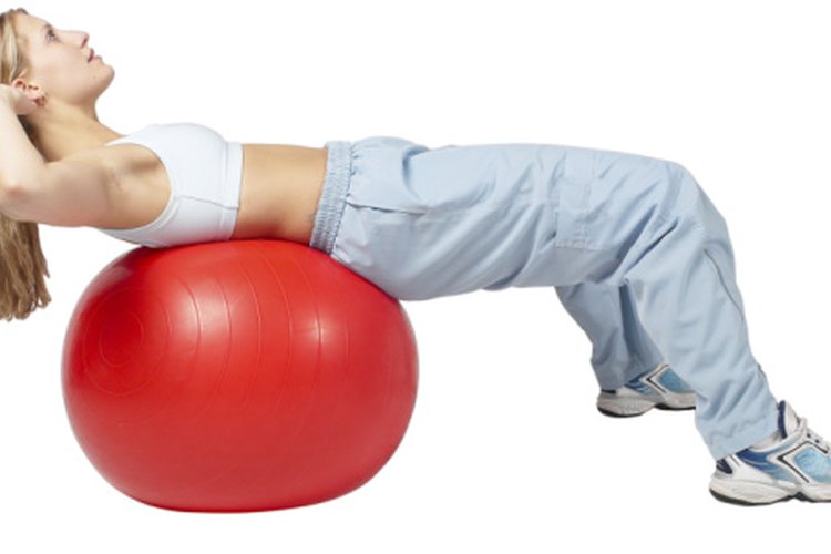 Mantén un espacio entre tu barbilla y tu pecho al hacer abdominales.