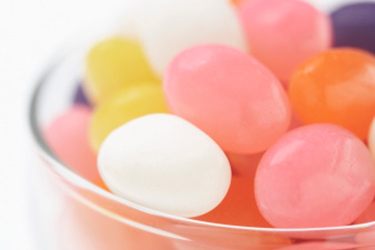 Evita los alimentos pegajosos como las gomitas mientras tengas una corona dental provisional.