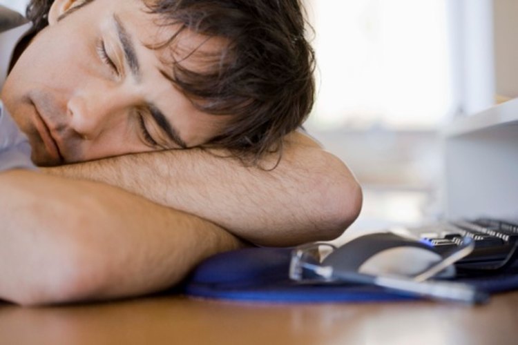 La deficiencia de vitamina B12 lleva al insomnio y fatiga durante el día.