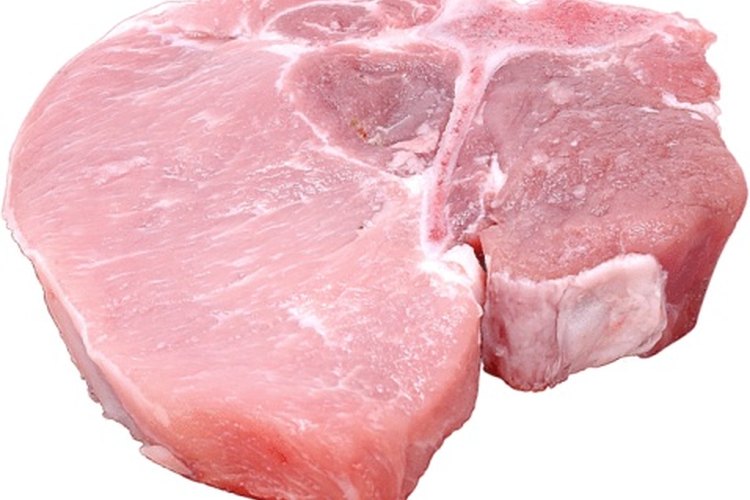 El consumo de carne de cerdo cruda o mal cocida es la causa principal de la relación de la carne de cerdo con infecciones parasitarias.
