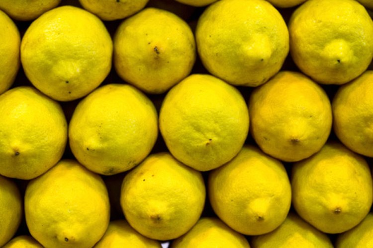 La vitamina C es abundante en los frutos cítricos y algunos vegetales, incluyendo el brócoli.