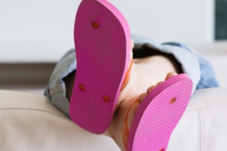 Los zapatos abiertos del talón pueden contribuir a los pies secos y con picazón.