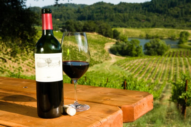Una copa de vino debe contener sólo 4 o 5 onzas (100 o 150 ml).