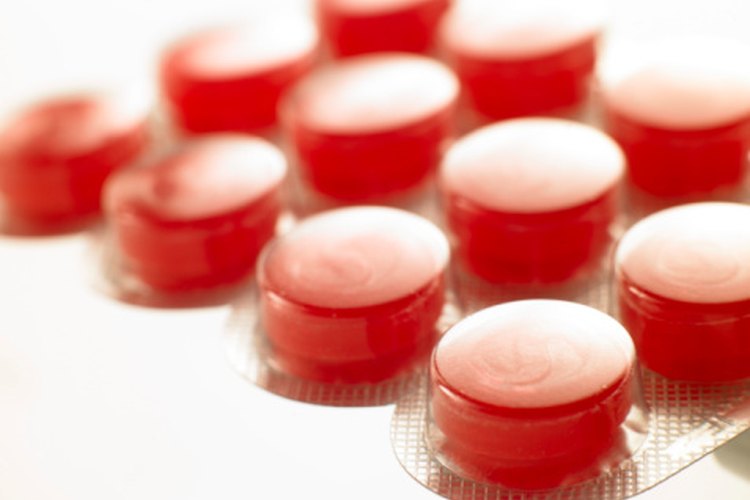 Tomar pastillas para la garganta de venta libre es una manera de tratar la irritación de la garganta.