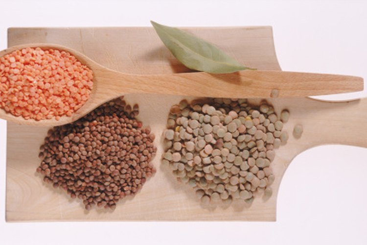 La fenilalanina es un aminoácido esencial presente en alimentos como las lentejas.