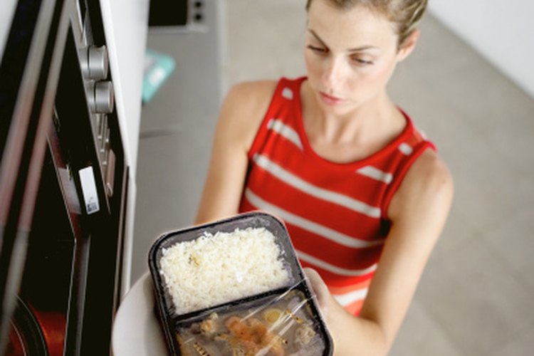 Alimentos precocidos y otros alimentos procesados deben ser evitados por los pacientes con cáncer de colon.