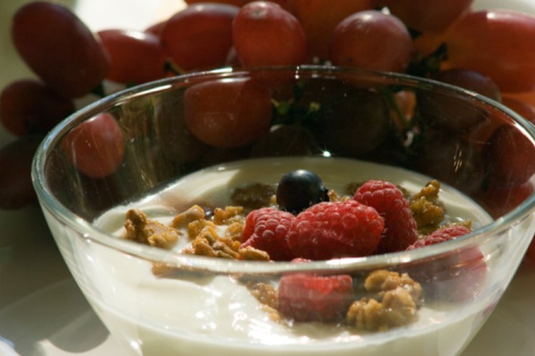 El yogur descremado natural mezclado con bayas es un postre saludable.