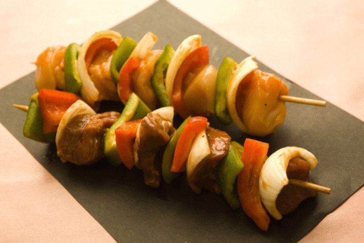 En lugar de hacerlos a la parrilla, puedes fácilmente cocinar tus brochetas en un horno convencional.