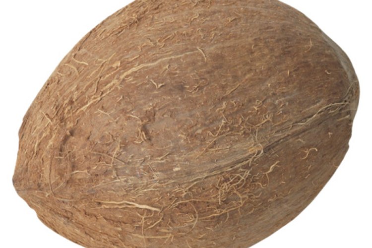 Obtén un nuevo sabor del coco fresco al tostarlo a un color marrón dorado.