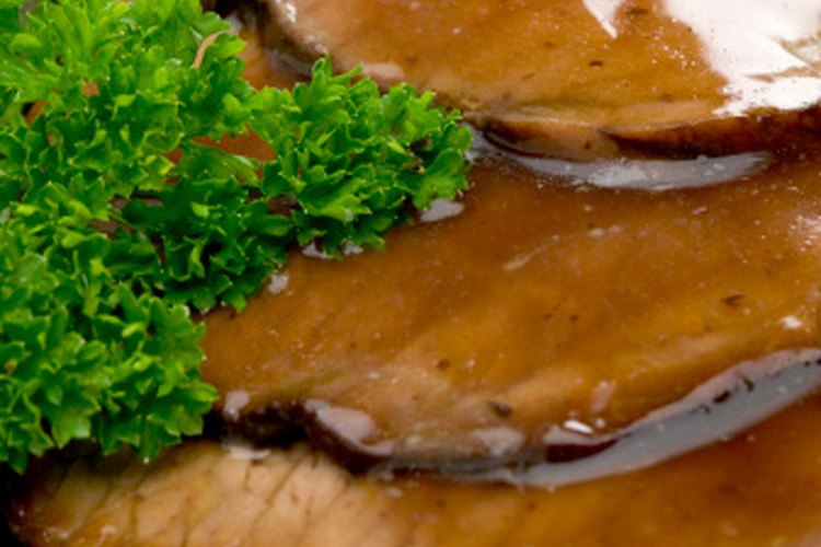 Sirve salsa de almidón de maíz sobre la carne o patatas.