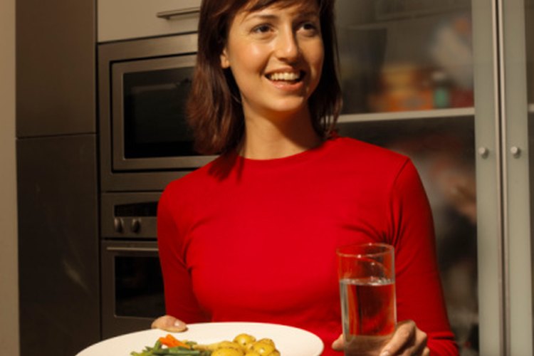 Se anima a los pacientes con cáncer de esófago a comer comidas pequeñas y frecuentes.