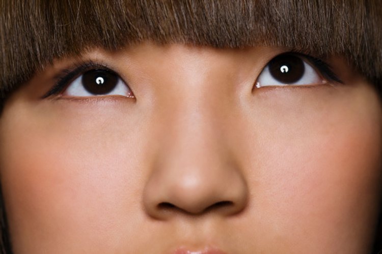 La piel seca y escamosa que aparece alrededor de la nariz y en las comisuras de los labios puede estar relacionada con una deficiencia vitamínica.