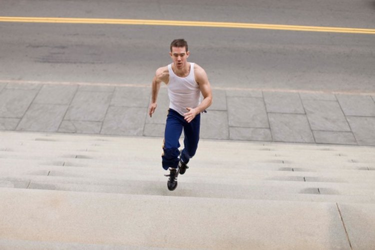 Correr por escaleras es una forma efectiva de construir tu potencia de correr y resistencia.