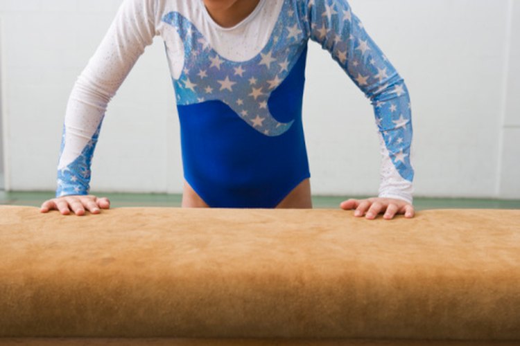El salto es un evento de gimnasia artística tanto varonil como femenil.