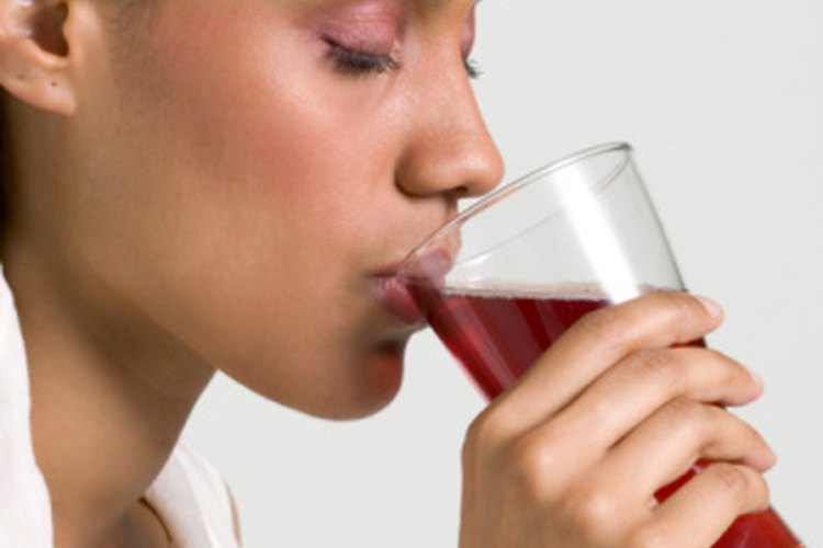 El jugo de arándano puede protegerte de las infecciones del tracto urinario durante el embarazo.
