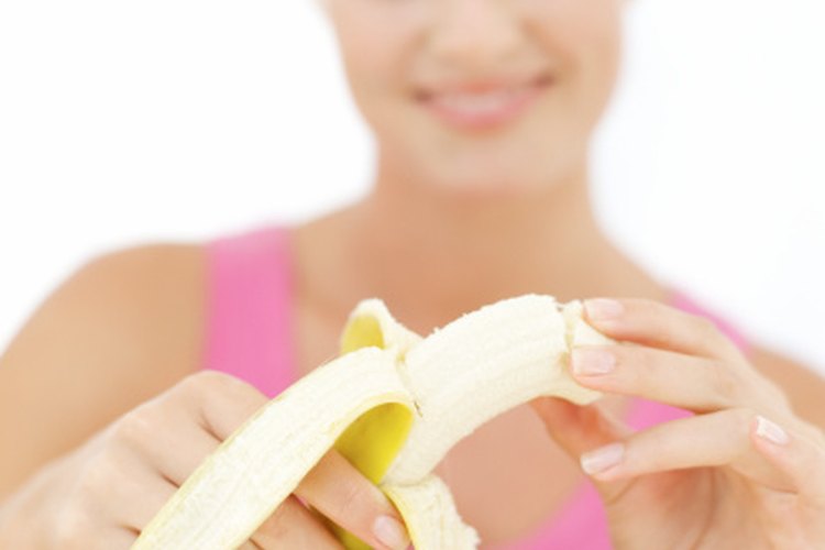 Ingerir una banana antes del entrenamiento ayuda a mantener tus niveles de azúcar en sangre.