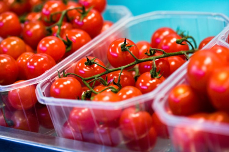 El ácido cítrico de la pulpa de los tomates puede ayudar a aflojar los comedones.