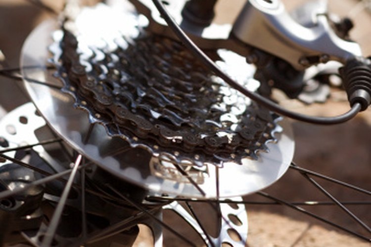 El mantenimiento de tu bicicleta de montaña incluye purgar los frenos de disco.