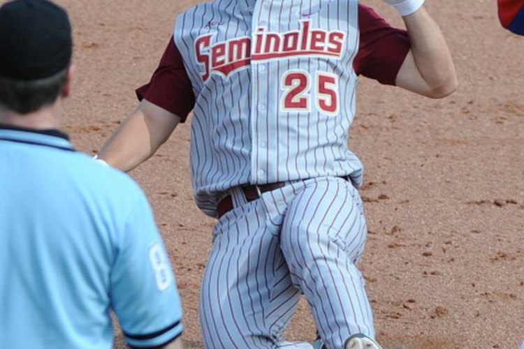 Los jugadores de béisbol universitario tienen reglas específicas de bates a seguir.